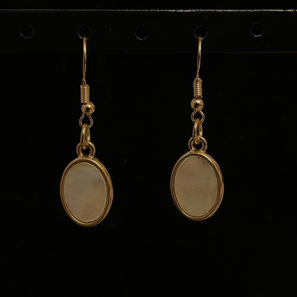 gold pearly white disk earrings - Picture 2 of 2